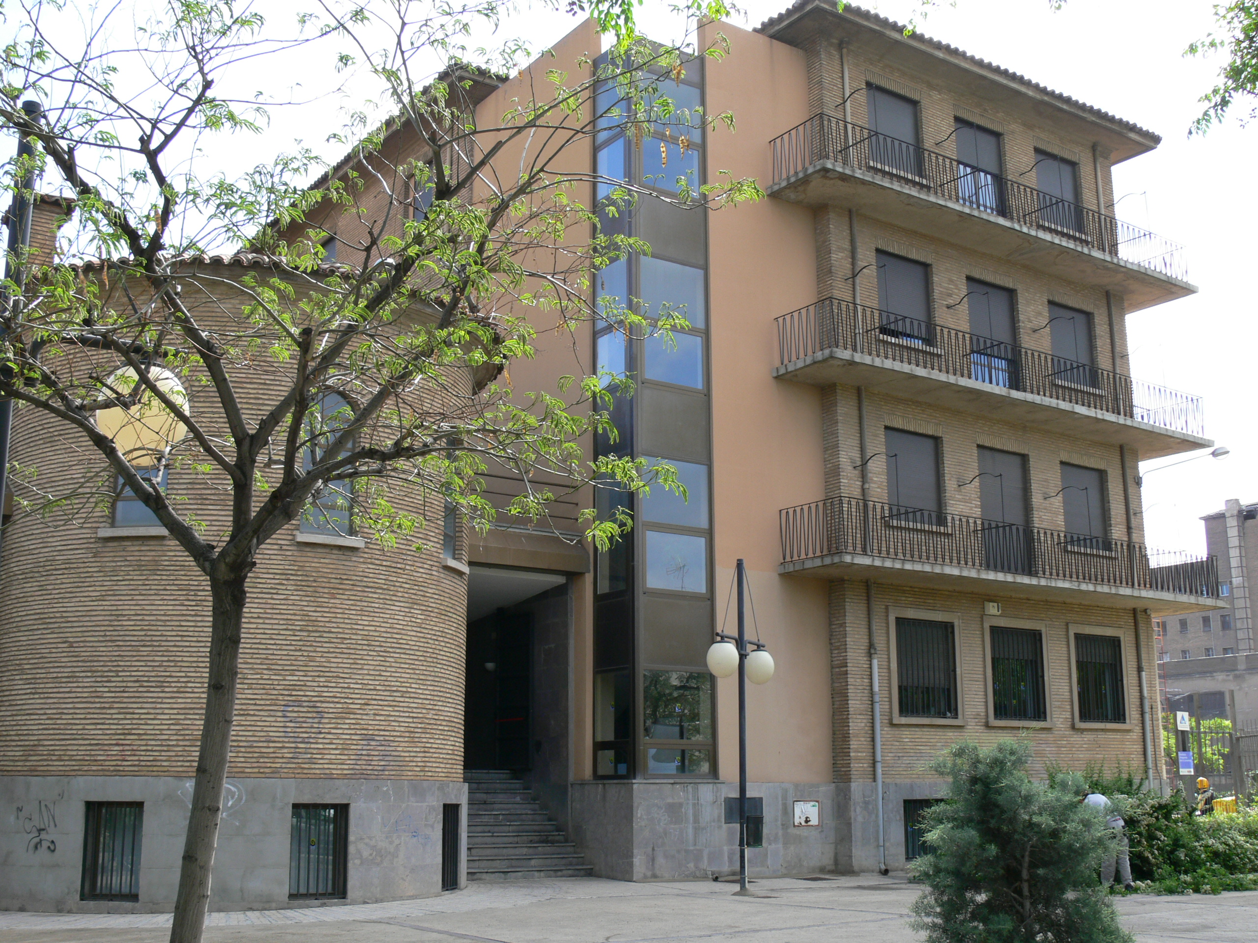 Exterior del edificio donde está ubicada la sede el Instituto Aragonés de la Juventud y la Residencia y el Albergue Juvenil Baltasar Gracián