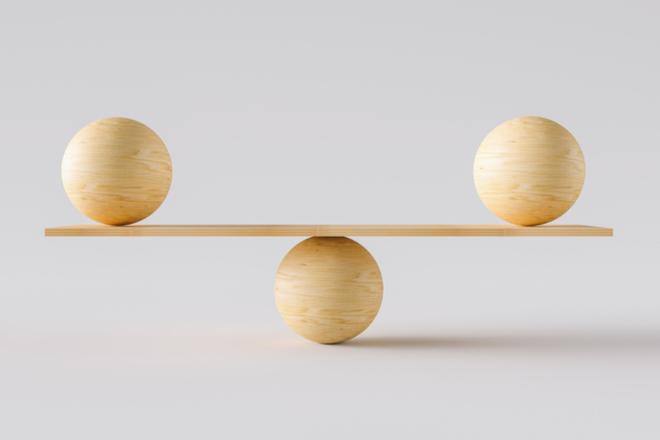 Tres bolas de madera en equilibrio