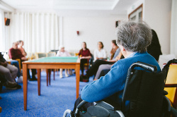 Un grupo de personas mayores sentadas en una sala