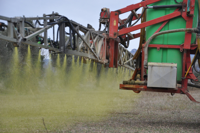 Máquina de pulverización de fitosanitarios aplicando herbicida al suelo