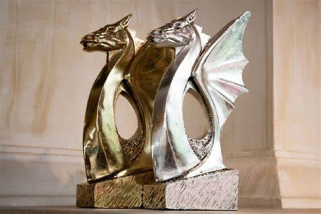 Dos esculturas trofeos con forma de dragón