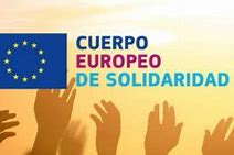 logotipo del Cuerpo Europeo de Solidaridad (sobre fondo azul, circulo de estrellas amarillas, a la izquierda leyenda Cuerpo Europero de Solidaridad)
