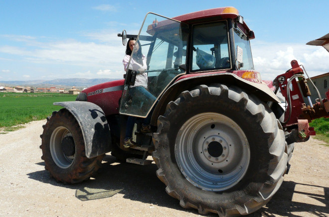Mujer en un tractor
