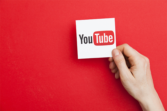 Logotipo de youtube sujetado por una mano