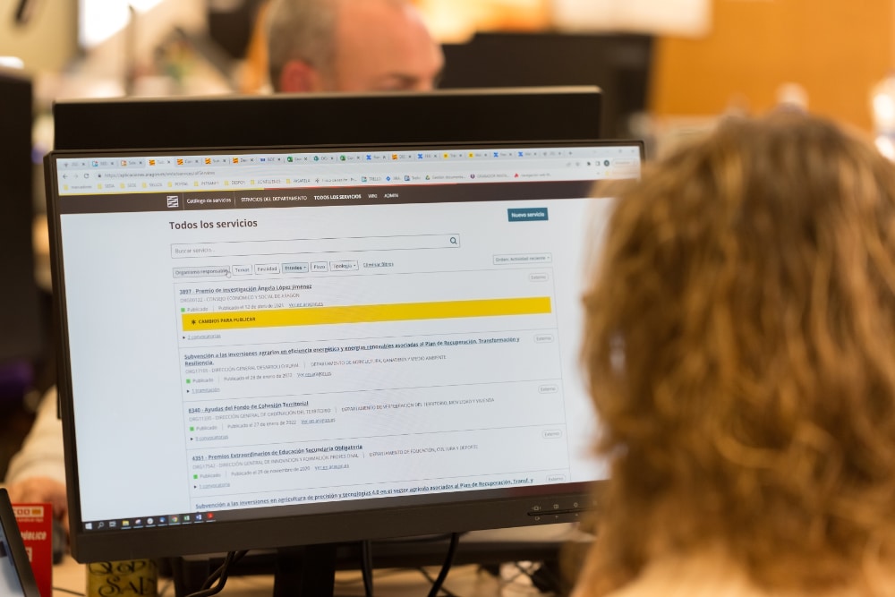 Una trabajadora del Gobierno de Aragón utilizando en su ordenador el catálogo de procedimientos