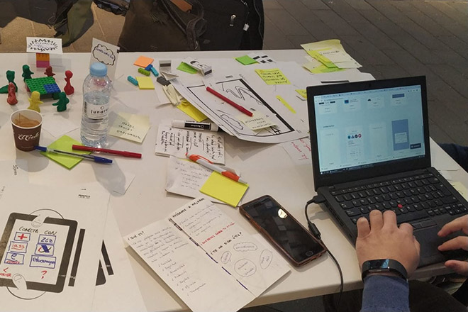 Vista cenital de mesa de trabajo de prototipado