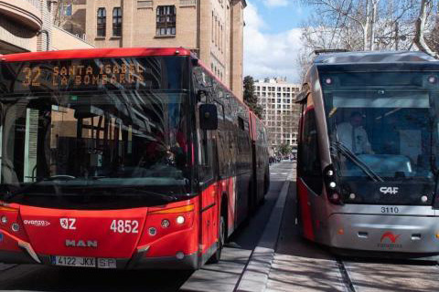 Autobús y tranvía juntos en las calles de Zaragoza