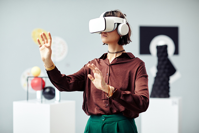 Mujer utilizando gafas de realidad virtual