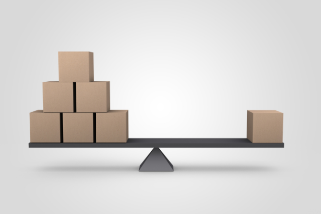 Balanza en equilibro con cajas