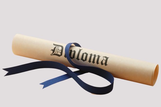 Diploma enrollado con una cinta azul