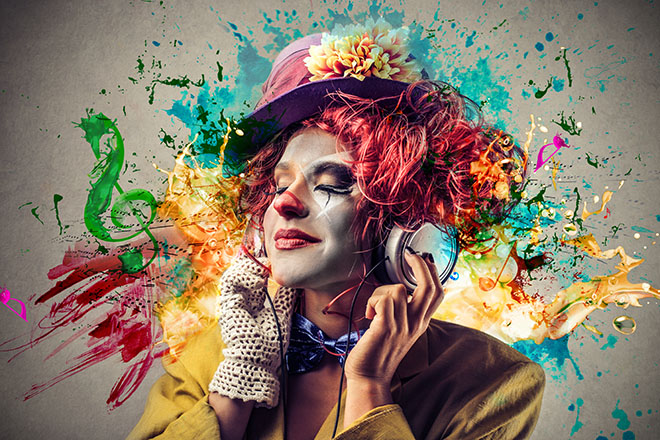 figura de una mujer payaso entre muchos colores