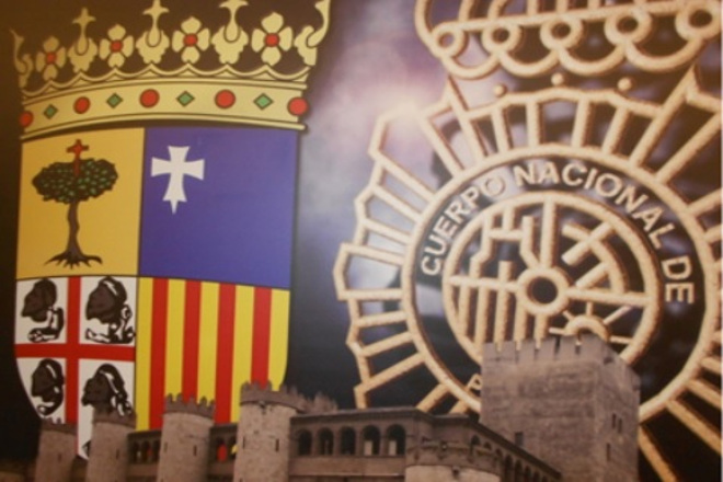 Composición gráfica de tres elementos: el escudo de Aragón, el logotipo del Cuerpo Nacional de Policía y la Aljafería de Zaragoza