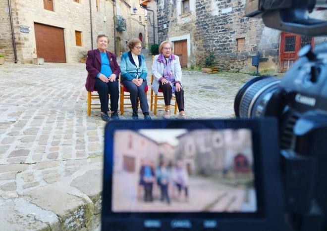 Fotografía de tres personas mayores filmadas por una cámara