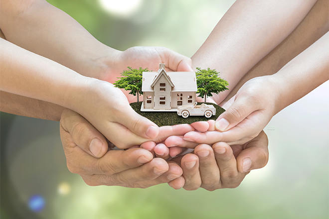 Hogar familiar protegido con varias manos