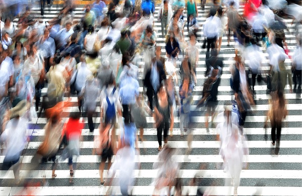Gente cruzando un paso de cebra. Imagen de la portada del Informe 2015 del CESA