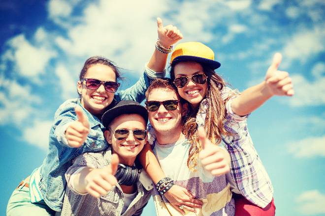 fotografía de jóvenes sonriendo