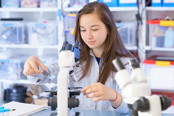 Joven investigadora trabajando en un laboratorio