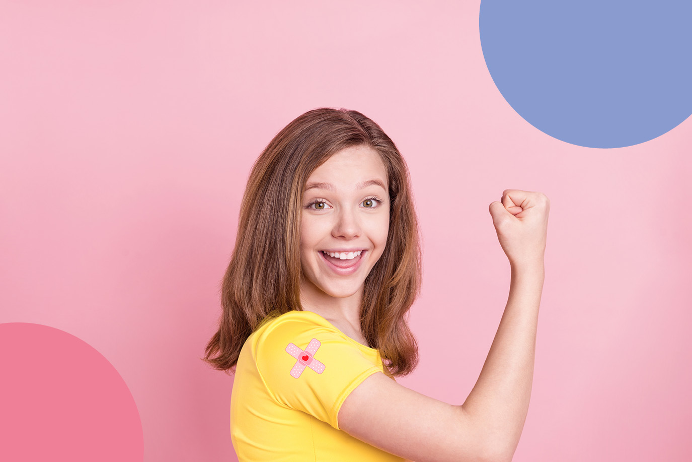 Chica joven expresa su alegría al mostrar el brazo en el que se ha vacunado y lleva una tirita que lo reafirma.