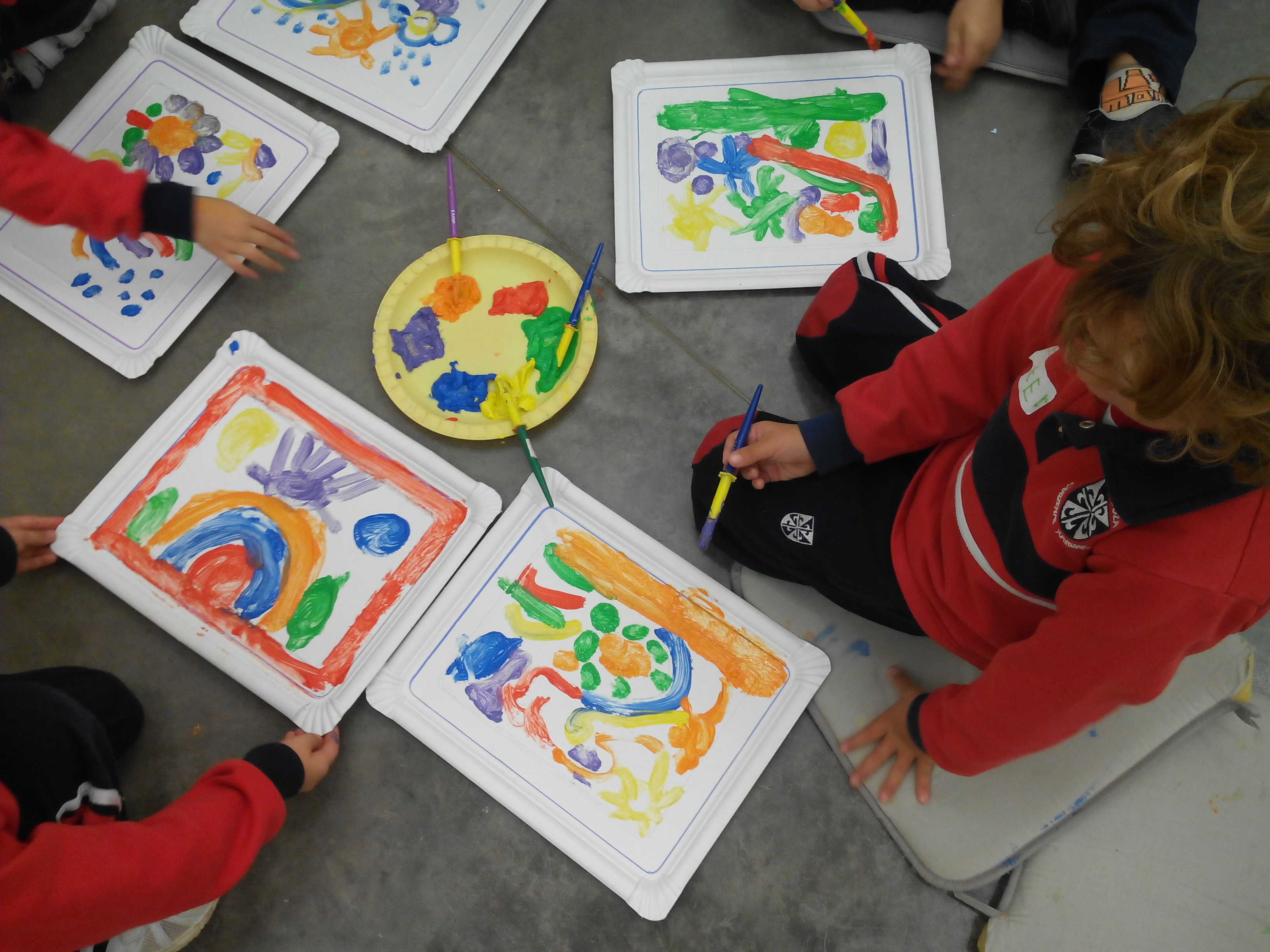 Niños pintando en un museo