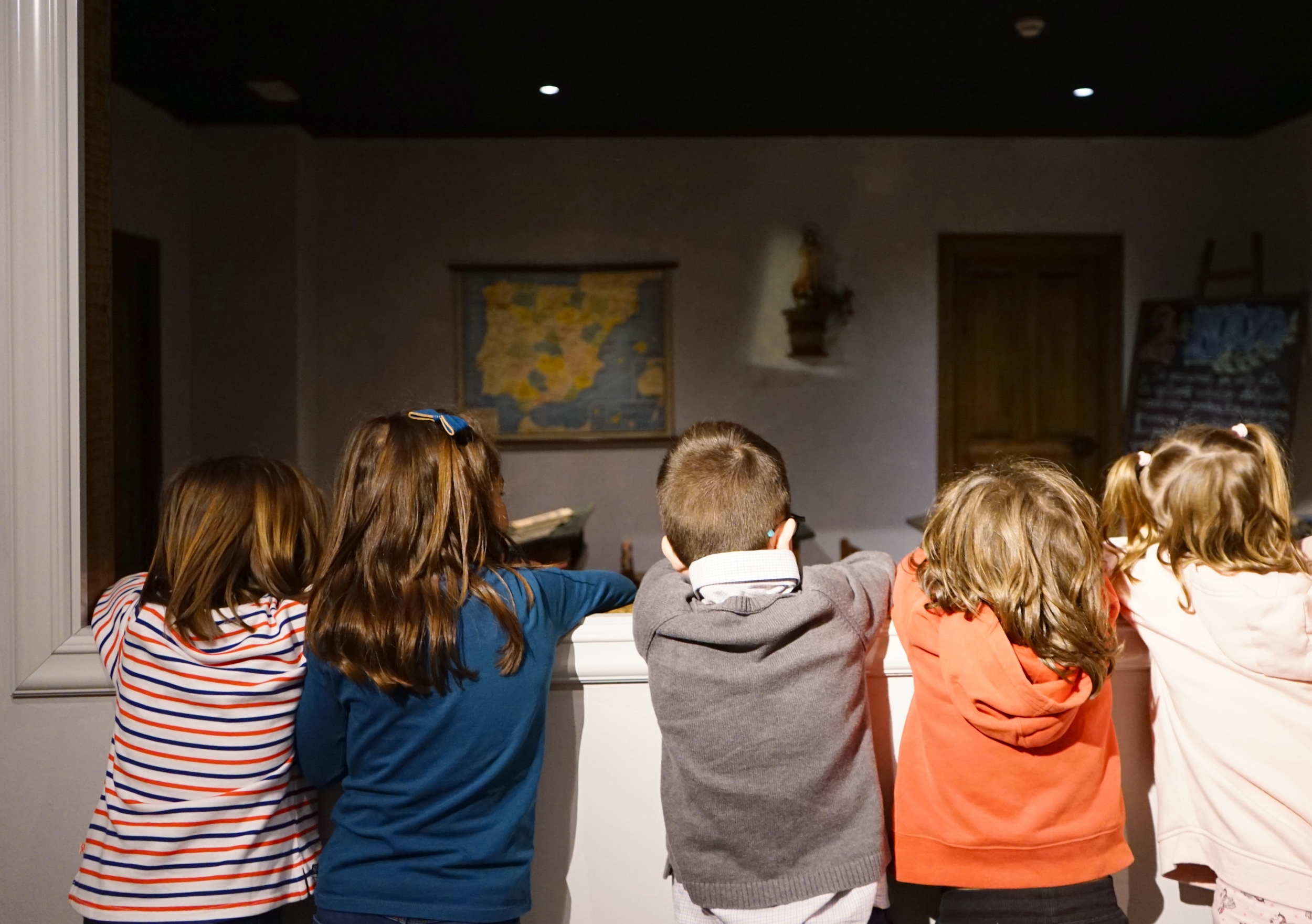 Niñas y niños observando una exposición