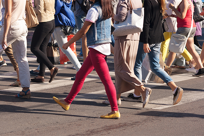 Gente caminando, cruzando un paso de cebra