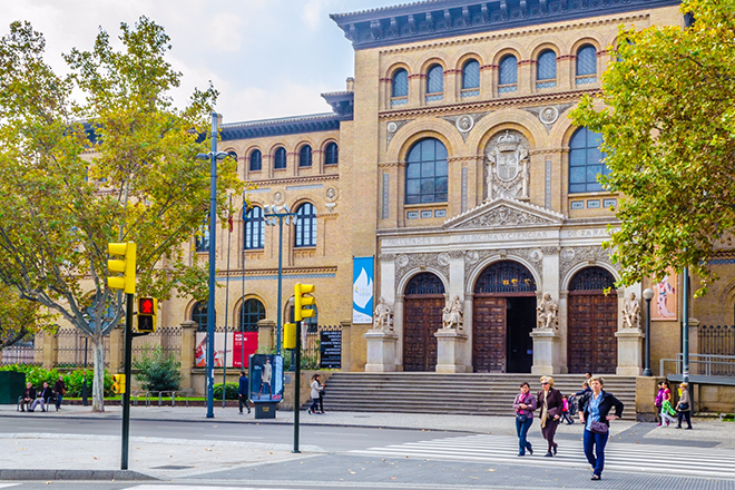 Fachada del Antiguo Edificio de la Facultad de Medicina y Ciencias en Zaragoza