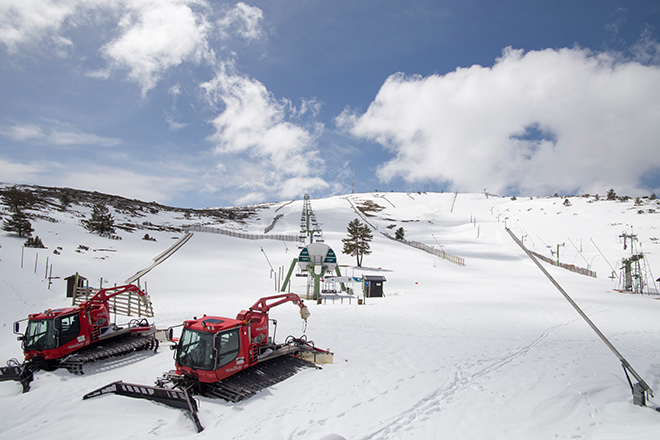 Máquinas de nieve en la estación de esquí de Javalambre