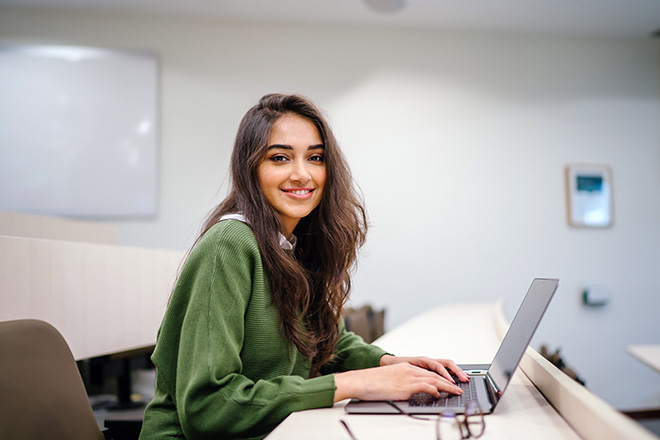 Joven estudiante, chica, en clase utilizando ordenador