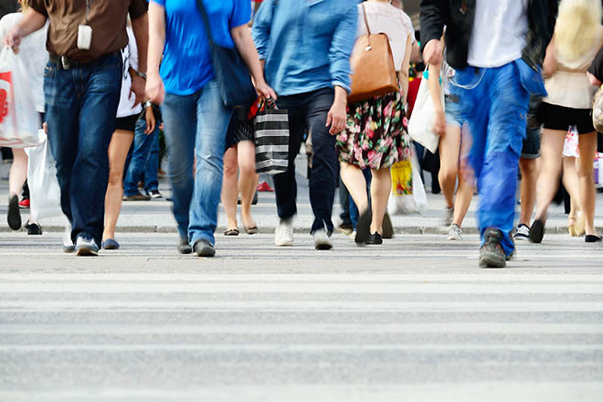 Gente caminando, cruzando un paso de cebra