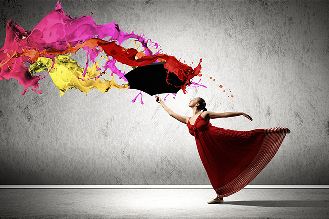 Bailarina ejecutando ejercicio con pinturas líquidas de colores lanzadas al aire
