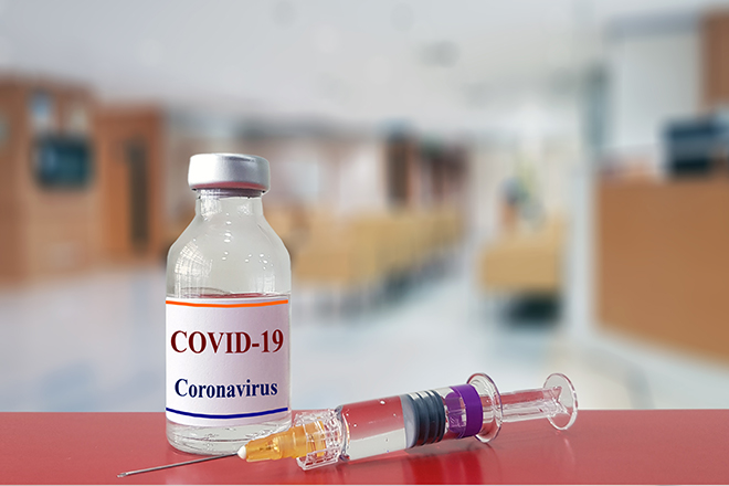 Vial de la vacuna covid-19 y jeringuilla
