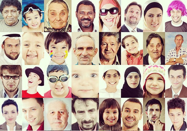 Collage de fotos tamaño carnet de caras de personas de distinto sexo, edad y nacionalidad, presentadas en 4 filas y 8 columnas.