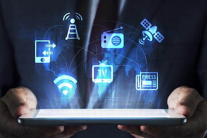Iconos audiovisuales sobrevolando sobre una tableta encendida