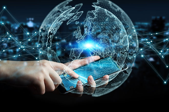 Planeta digital y mano sujetando móvil