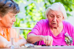 Dos personas mayores jugando a las damas