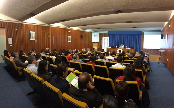 Salón de actos del ISSLA con el aforo completo durante la presentación del acto.