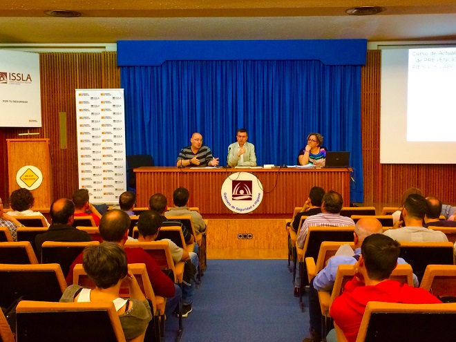 Imagen de la presentación del curso en el Salón de Actos del ISSLA. En mesa del escenario: José de las Morenas, Antonio Barrachina y María José Salvo.