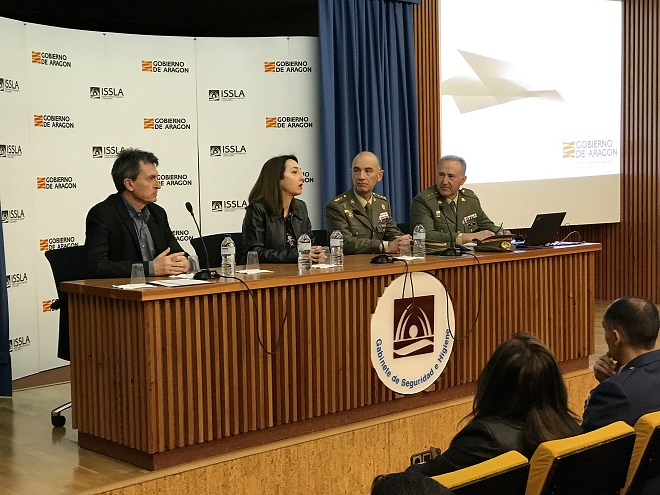 Mesa del salón de actos del ISSLA donde la directora general de Trabajo inaugura el curso, junto al director del Instituto y representantes de Defensa