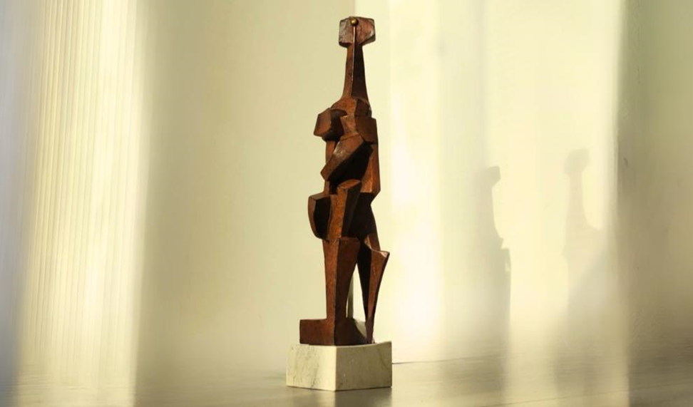 Escultura de bronce representando de manera abstracta la figura de una persona