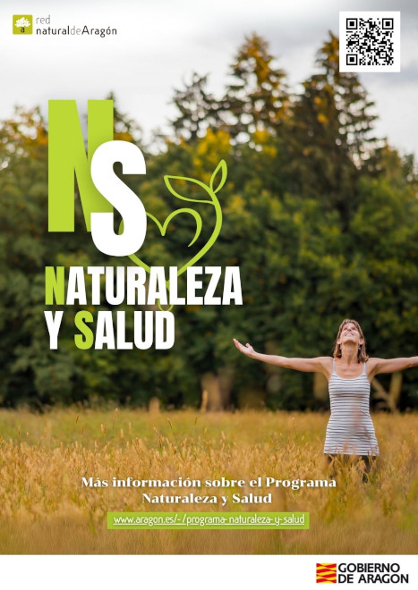 Cartel del programa Naturaleza y Salud. Fotografía de una persona en un entorno natural con los brazos abiertos y mirando al cielo sonriendo