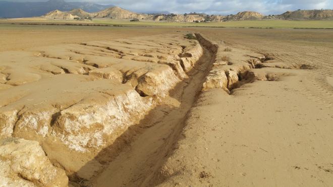 Suelo agrícola deteriorado con grandes cárcavas