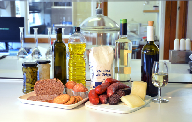 Grupo de alimentos (conservas, vinos, aceites, bollería, embutidos y queso) a cuyo análisis se dedica la Unidad de Alimentación