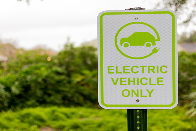 Señal de tráfico conteniendo un vehículo eléctrico y la frase en inglés: sólo vehículo eléctrico