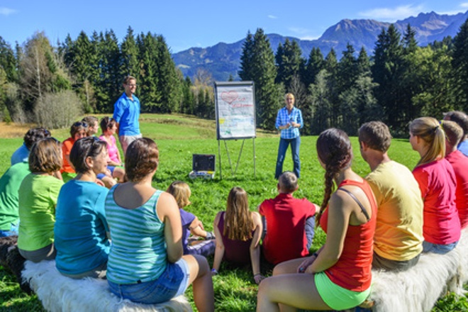 grupo de personas escuchando a un docente dar un explicación