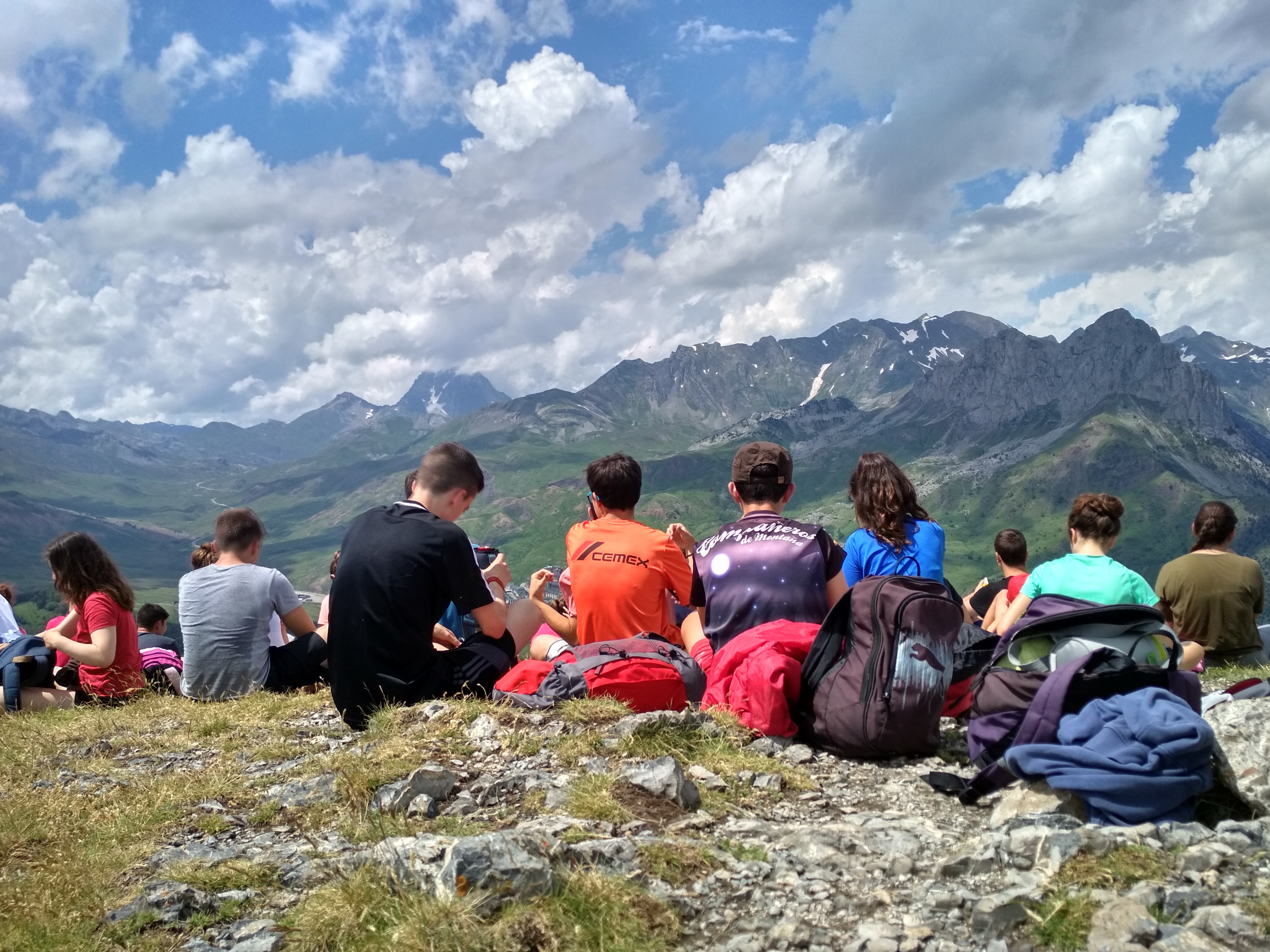 Grupo de jóvenes en la cima de una montaña