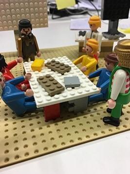 Prototipo durante el proceso de diseño de servicios. Con figuras de lego, representa una mesa donde varias personas realizan un trabajo y otra figura de pie representa al profesorado de la actividad