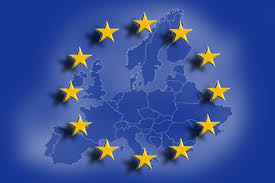 Sobre fondo azul, mapa de Europa con el círculo de estrellas amarillas que simboliza la Unión Europea