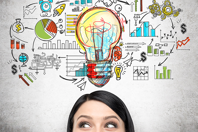 Ojos sonrientes de una mujer y gráficos de innovación, ideas, emprendimiento sobre su cabeza