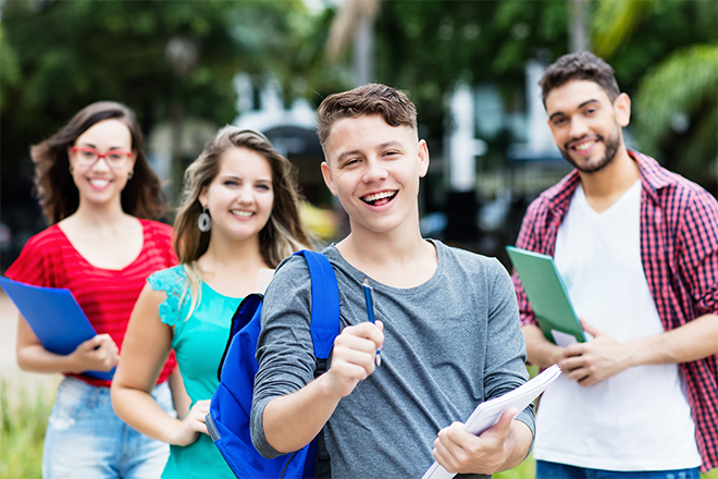 Grupo de jóvenes estudiantes sonrientes mirando al frente