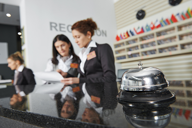 Tres mujeres recepcionistas de hotel